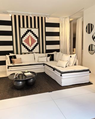 Canapé Mille Et Une Nuit d’angle “Eté Hiver” en lin lavé Capri blanc & velours Tsar blanc