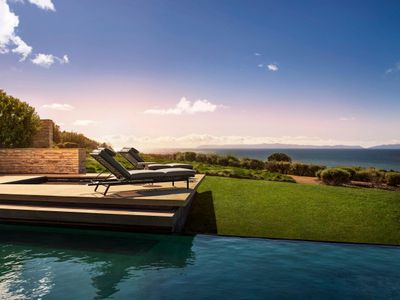 Outdoor Chaise Lounges – Luxury Poolside Seating