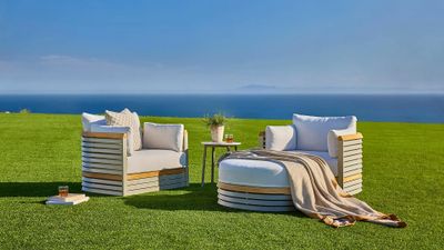 Outdoor Seating Furniture – Luxury Lounge Chairs and Sofas