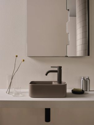 Rectangular washbasin with one hole