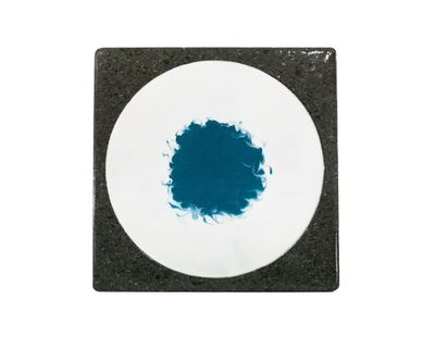 Piatto Design “Fusioni” in Pietra Lavica e Smalto (22×22 cm)