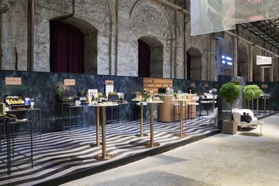 Come sfruttare le finiture su alluminio per gli spazi commerciali. - Decoral Group