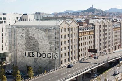 Una passeggiata a Les Docks. - Decoral Group