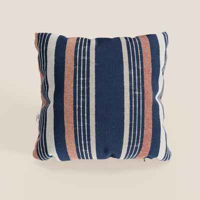Line-style cushions a fantasia rigata in fabric water-repellent available in 2 colorazioni
