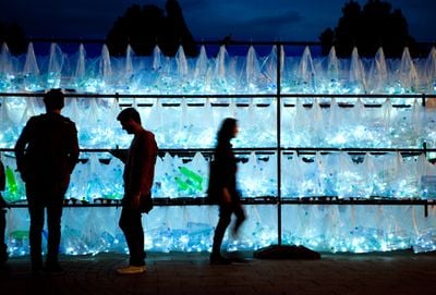 HABIMAT - L'arte del riciclo: labirinto di bottiglie di plastica e sacchetti