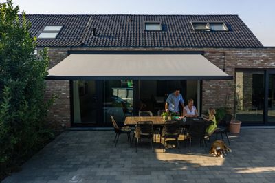 Zonneschermen en zonneluifels op maat voor je terras