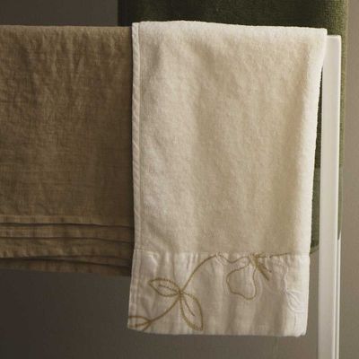 Terry bath towel with Narcissus embroidery