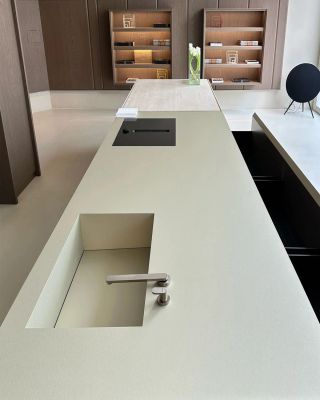 Monolite M3: Design Minimal in un Interno Alpino a San Candido