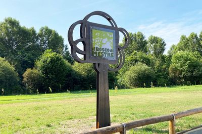 ALBERO MONUMENTALE IN CORTEN PER IL BOSCO DI ZAHER (VE) - Remor - Espositori pubblicitari, insegne, segnaletica, cartellonistica