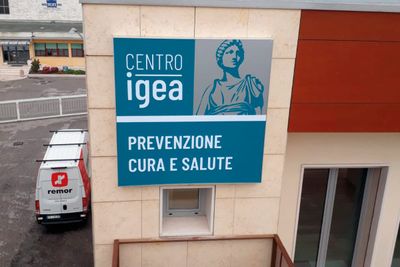 I GIUSTI ELEMENTI PUBBLICITARI PER IL NUOVO CENTRO IGEA - Remor - Espositori pubblicitari, insegne, segnaletica, cartellonistica