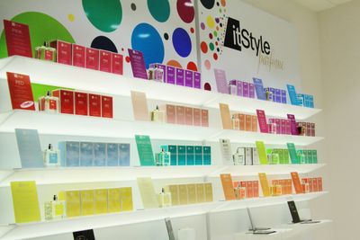 L'ALLESTIMENTO PERSONALIZZATO NEI PUNTI VENDITA - Remor - Espositori pubblicitari, insegne, segnaletica, cartellonistica