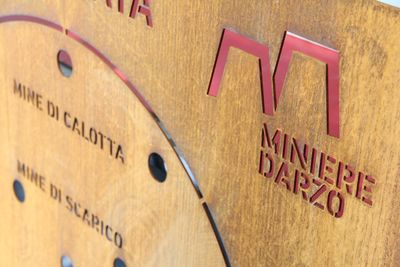 SEGNALETICA IN ACCIAIO COR-TEN INTAGLIATO PER LE MINIERE D’ARZO