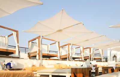 Cantilever outdoor umbrella