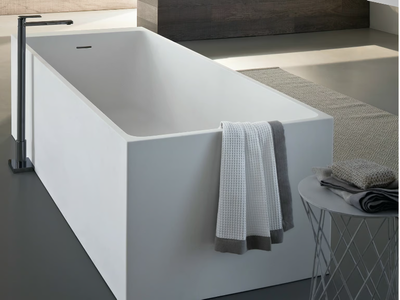 SQUARE - Freestanding rectangular bathtub _ DISENIA