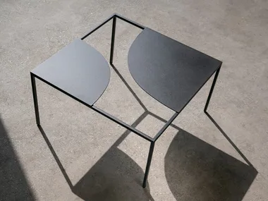 CREEK - Low square metal coffee table _ La Manufacture