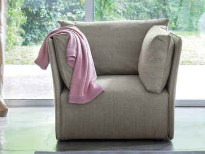 SMUK - Upholstered armchair with armrests _ Novamobili