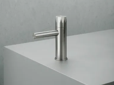 HB 15 03 - Countertop 1 hole washbasin mixer _ Quadrodesign