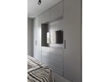 D90 - Wardrobe with drawers with built-in TV _ TM Italia Cucine
